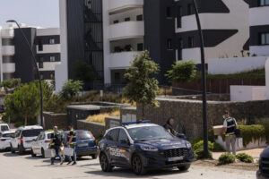GRAgentes de la Policía judicial en la urbanización Higuerón West de la localidad malagueña de Fuengirola, donde una mujer de 43 años ha muerto este jueves al ser presuntamente asesinada por su pareja, un hombre de 46 años que después se ha suicidado. EFE/ Carlos Diaz