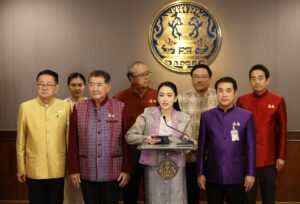 La primera ministra de Tailandia, Paetongtarn Shinawatra (C), este martes durante la rueda de prensa posterior a la reunión en Bangkok del gabinete de Gobierno.
EFE/EPA/NARONG SANGNAK