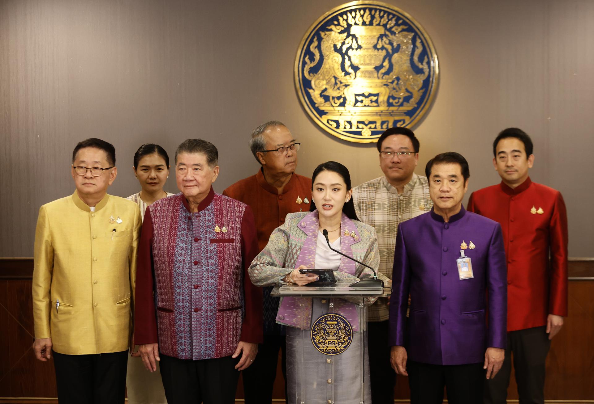 La primera ministra de Tailandia, Paetongtarn Shinawatra (C), este martes durante la rueda de prensa posterior a la reunión en Bangkok del gabinete de Gobierno.
EFE/EPA/NARONG SANGNAK