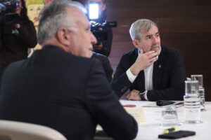 El presidente de Canarias, Fernando Clavijo, (d)  y el ministro de Política Territorial, Ángel Víctor Torres (i), en una imagen de archivo. EFE/Alberto  Valdés