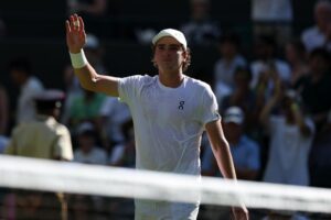 El brasileño Joao Fonseca se estrenó en Wimbledon ante el británico Jacob Fearnley. EFE/EPA/NEIL HALL