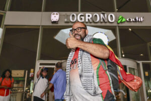 El español Sergio Toribio, que viajaba en la Flotilla de la Libertad interceptada por Israel y en la que también había otros activistas que querían denunciar el bloqueo de la ayuda humanitaria a Gaza, a su llegada este martes a la estación de tren de Logroño tras ser deportado voluntariamente. EFE/Raquel Manzanares
