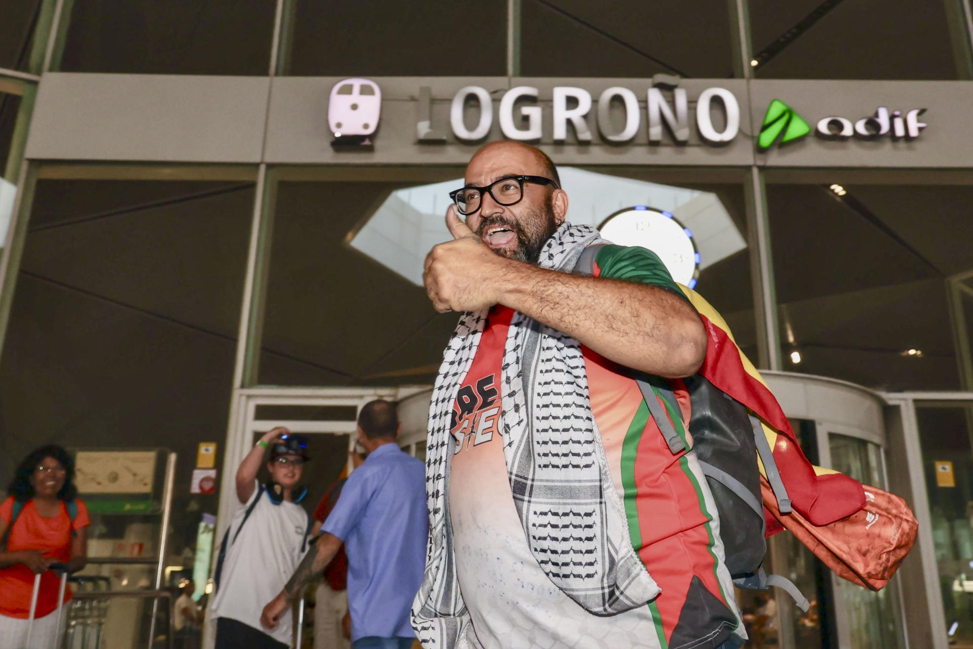 El español Sergio Toribio, que viajaba en la Flotilla de la Libertad interceptada por Israel y en la que también había otros activistas que querían denunciar el bloqueo de la ayuda humanitaria a Gaza, a su llegada este martes a la estación de tren de Logroño tras ser deportado voluntariamente. EFE/Raquel Manzanares