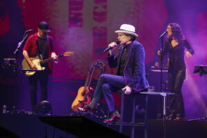 Primer concierto de los dos que Joaquín Sabina (c) ofrece en el Pabellón Príncipe Felipe, en Zaragoza, dentro de la gira 'Hola y adiós' de despedida del cantautor. EFE/Javier Cebollada