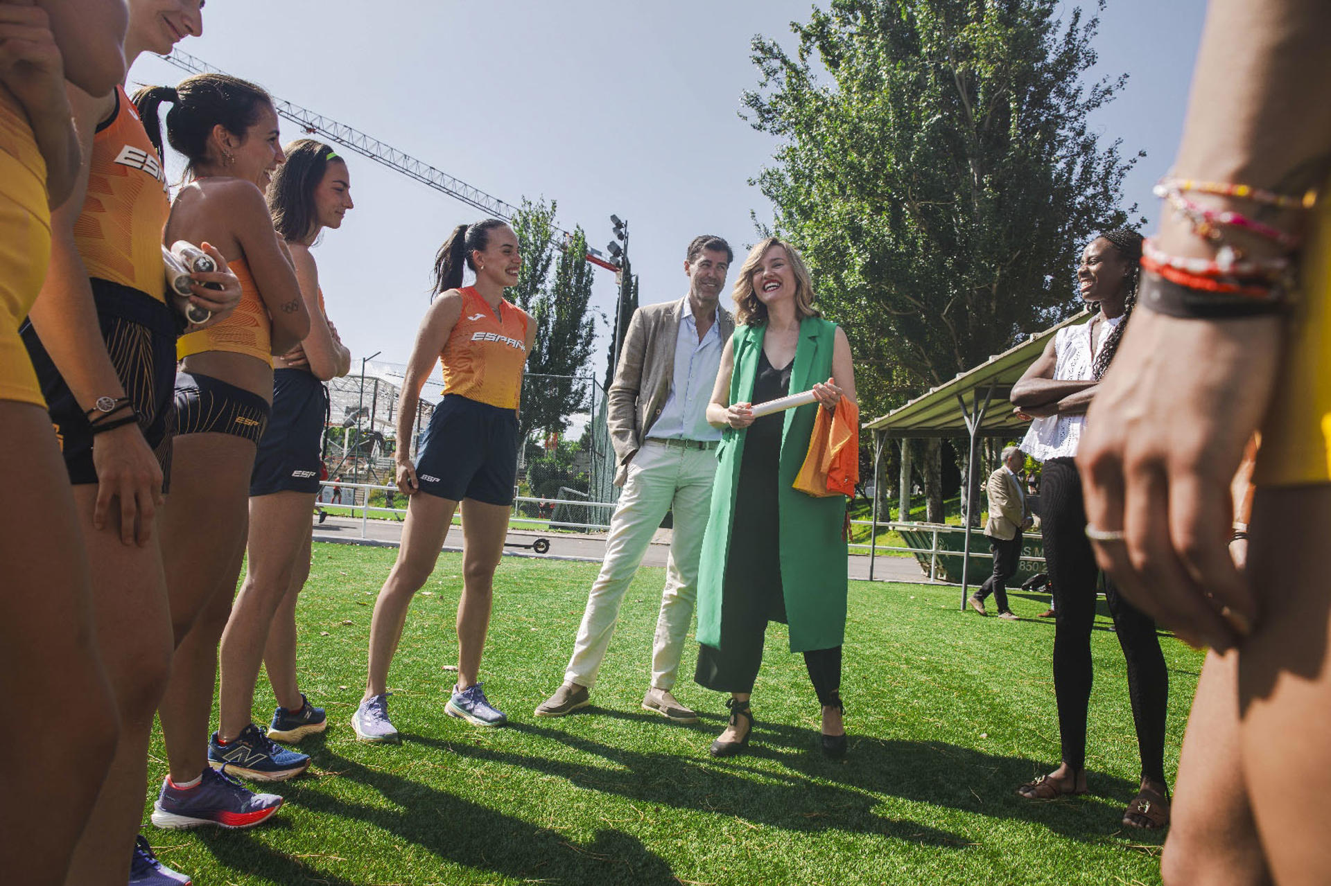 La ministra de Educación, Formación Profesional y Deportes, Pilar Alegría (c), mantiene un encuentro con los integrantes de los relevos 4x100 y 4x400 este miércoles en el Centro de Alto Rendimiento del Consejo Superior de Deportes (CSD) de Madrid. EFE/ CSD