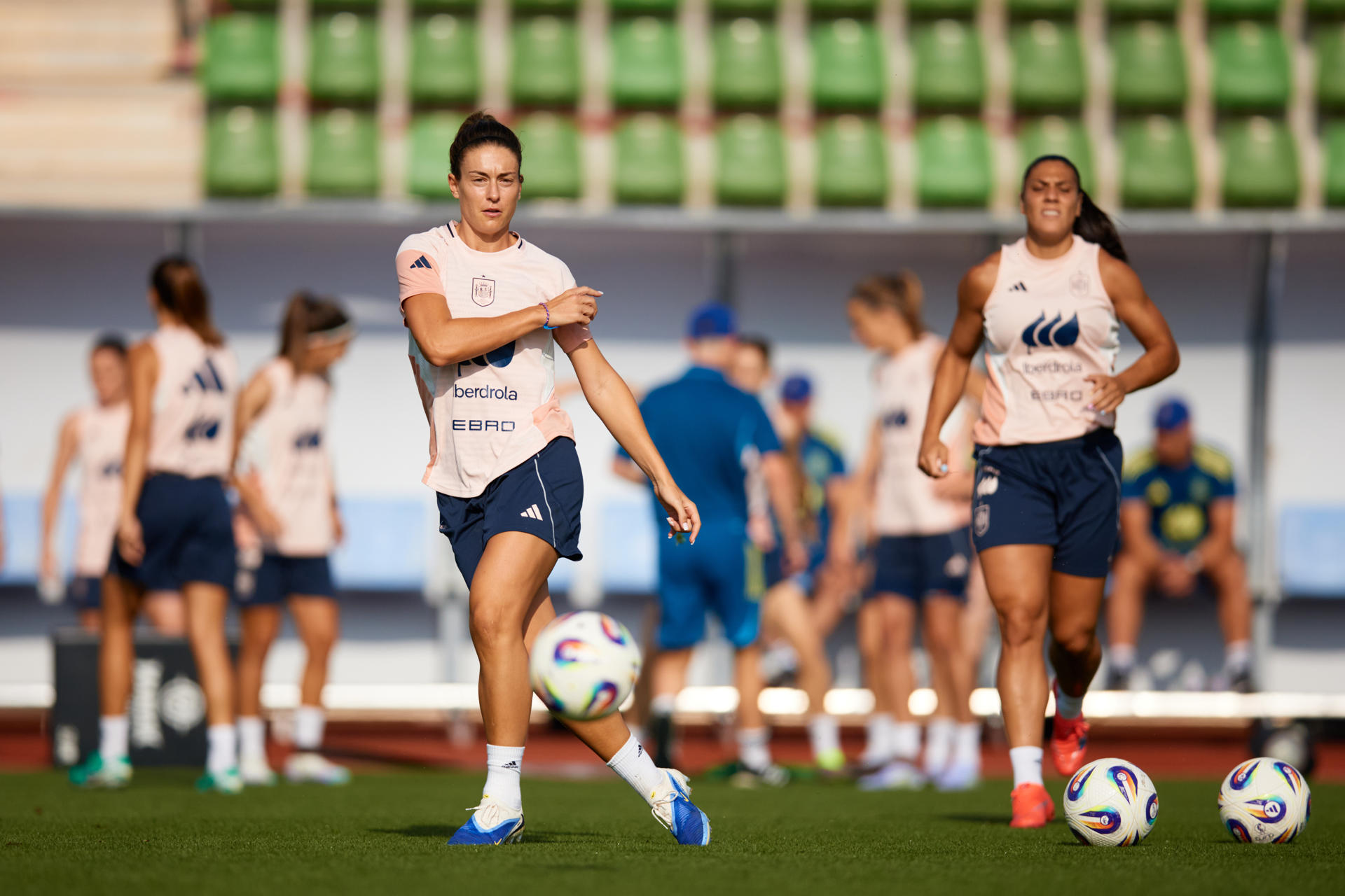 La centrocampista de la selección española de fútbol femenino Alexia Putellparticipa en el entrenamiento del equipo español de fútbol femenino en la Ciudad del Fútbol, en Las Rozas, Madrid. El equipo prepara su partido de la Eurocopa ante Portugal y el amistoso ante Japón. EFE/ David Aliaga/RFEF SOLO USO EDITORIAL/SOLO DISPONIBLE PARA ILUSTRAR LA NOTICIA QUE ACOMPAÑA (CRÉDITO OBLIGATORIO)