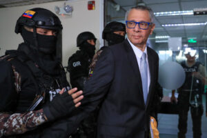 El exvicepresidente Jorge Glas (d) llega este martes, a la Corte Nacional de Justicia (CNJ) en Quito (Ecuador). EFE/ José Jácome