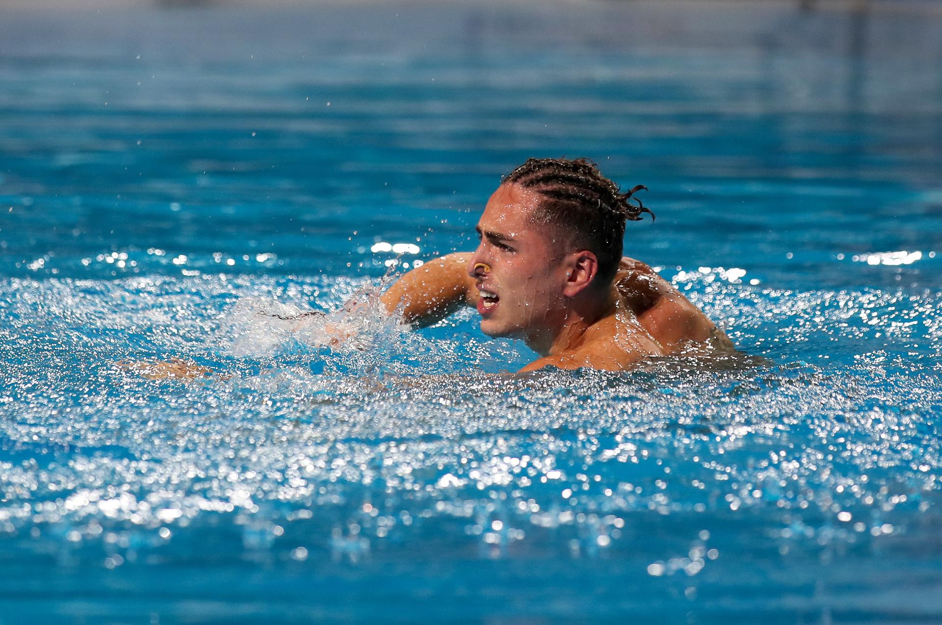 Foto del 5 de junio de 2025 de Dennis González, que junto a Mireia Hernández ha conquistado el oro en el duo mixto técnico de la Superfinal de la Natación Artística. EFE/EPA/HOMEM DE GOUVEIA