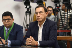 Fotografía cedida por el Poder Judicial de Perú del expresidente Martín Vizcarra en una audiencia este viernes, en Lima (Perú). EFE/ Poder Judicial de Perú /