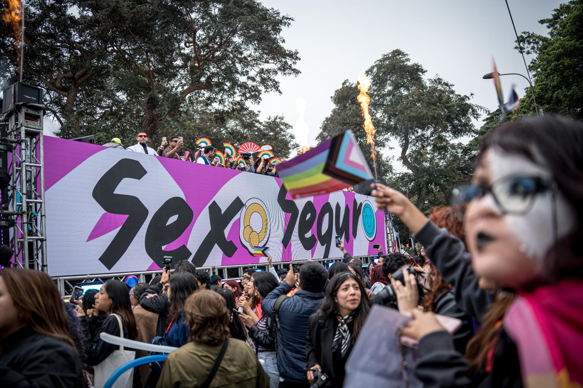 Personas participan en la marcha por el Día Internacional del Orgullo LGTBI este sábado, en Lima (Perú). EFE/ John Reyes Mejia