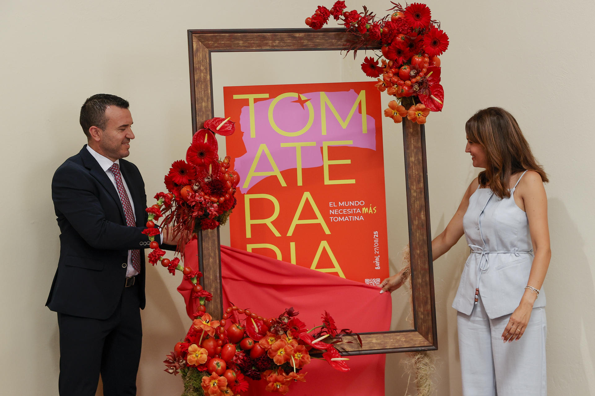 El presidente de la Diputación, Vicent Mompó, y la alcaldesa de Buñol, Virginia Sanz, durante la presentación oficial de la Tomatina 2025, la fiesta más internacional de Buñol (Valencia) que el 27 de agosto volverá a teñir de rojo su calle principal. después de que el año pasado reuniera a 22.000 personas en una batalla festiva con 120.000 kilos de tomate. EFE/Manuel Bruque
