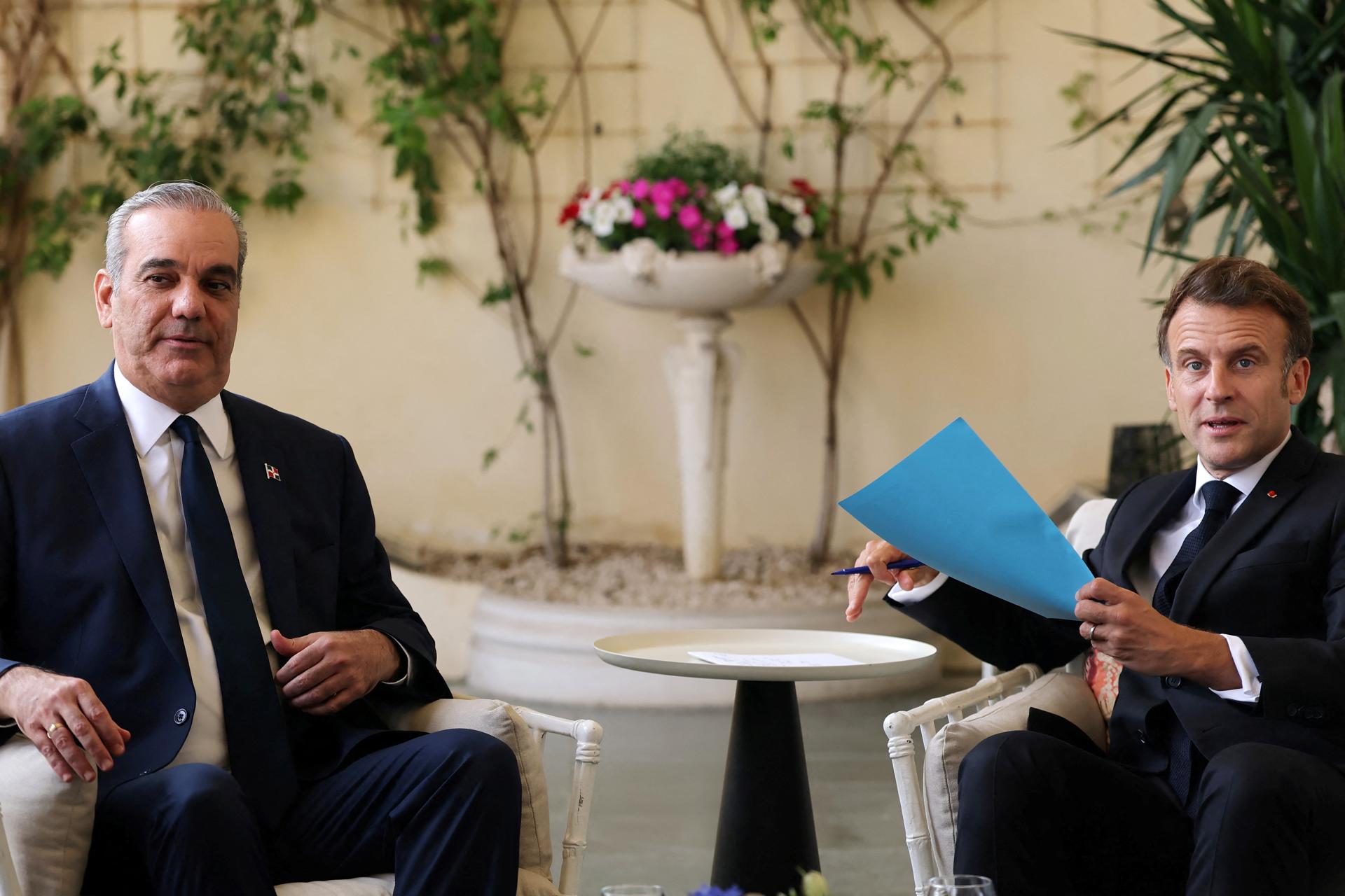 El presidente francés Emmanuel Macron (D) se reúne con su homólogo de la República Dominicana, Luis Abinader, en Niza, Francia, 10 de junio de 2025. EFE/CHRISTIAN HARTMANN