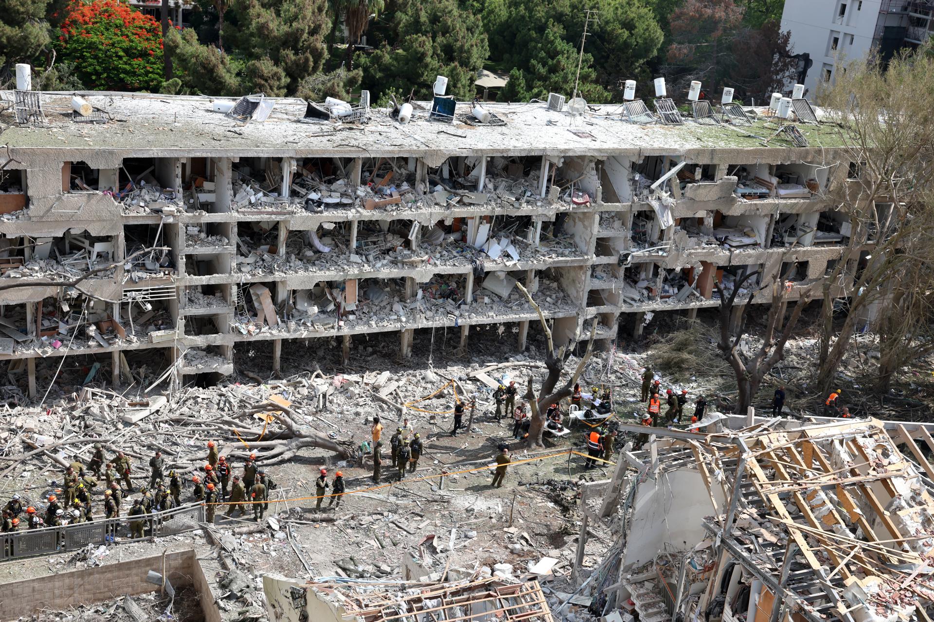 Equipos de emergencia israelíes trabajan en el lugar de un ataque con misiles iraníes contra un complejo de edificios residenciales en Tel Aviv, Israel, el 22 de junio de 2025. EFE/EPA/ABIR SULTAN