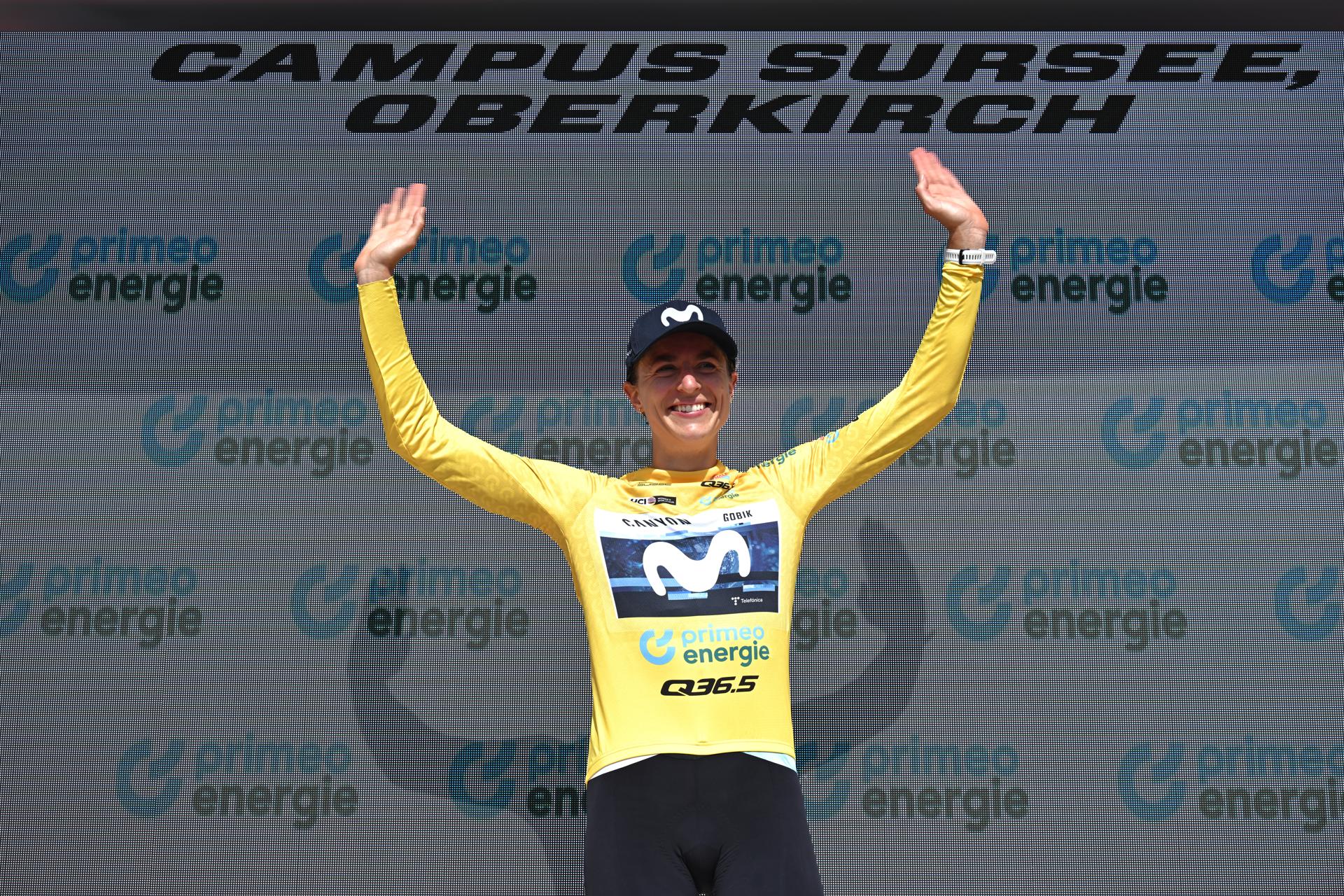 La suiza Marlen Reusser, del Movistar Team, sihie como líder del Tour de Suiza. EFE/EPA/GIAN EHRENZELLER