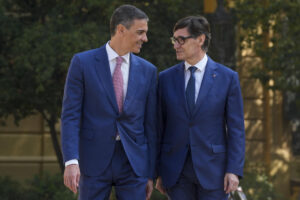 El presidente del Gobierno, Pedro Sánchez (i), conversa con el presidente de la Generalitat de Catalunya, Salvador Illa. EFE/Alejandro García