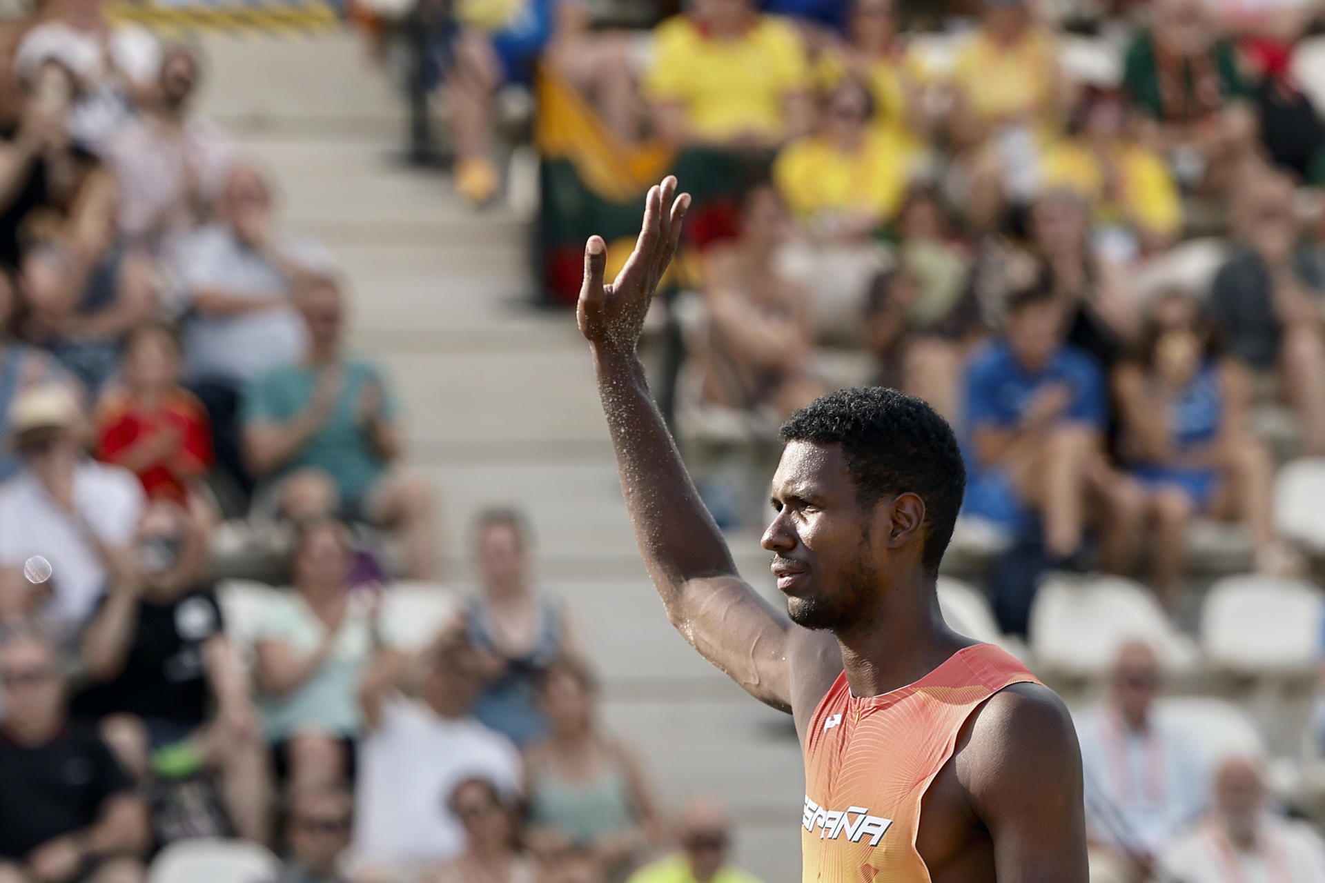 El saltador Lester Lescay durante su participación en el campeonato de Europa por equipos que se disputa en el estadio de Vallehermoso, en Madrid. EFE / Sergio Pérez.