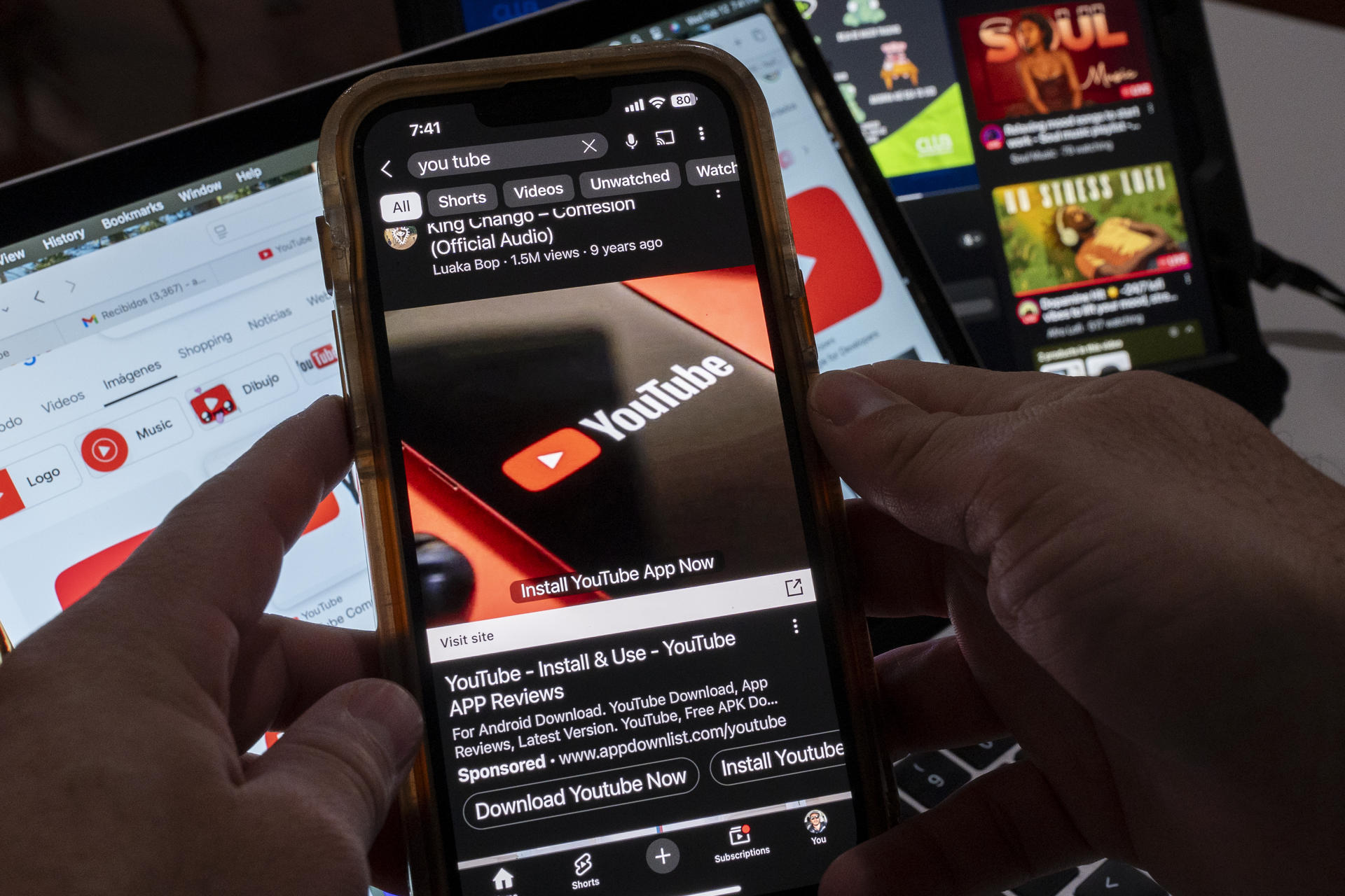 Fotografía de archivo que muestra la aplicación YouTube en la pantalla de un celular el 13/02/2025 en Nueva York (Estados Unidos). EFE/ Ángel Colmenares