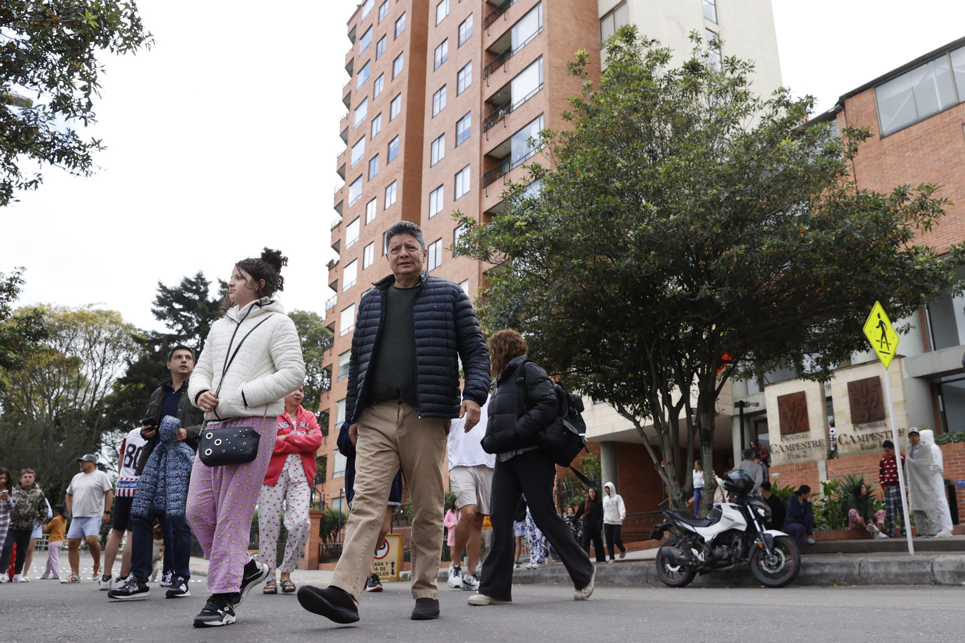 Personas salen de sus apartamentos tras un sismo de magnitud 6,5 este domingo, en Bogotá (Colombia). EFE/ Mauricio Dueñas Castañeda