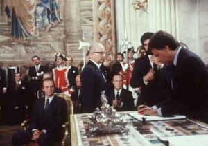 Imagen del 16 de junio de 1985. El entonces presidente del Gobierno, Felipe González, en el momento de firmar el acta de adhesión; ante la atenta mirada del Rey Juan Carlos I, el embajador Gabriel Ferran y Sabino Fernández Campo. EFE/aa