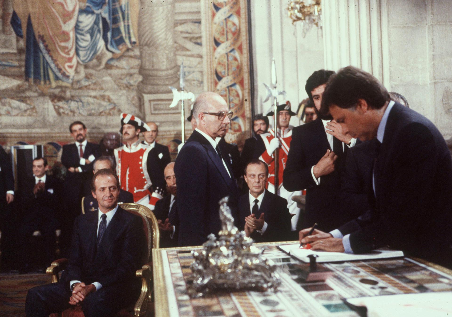 Imagen del 16 de junio de 1985. El entonces presidente del Gobierno, Felipe González, en el momento de firmar el acta de adhesión; ante la atenta mirada del Rey Juan Carlos I, el embajador Gabriel Ferran y Sabino Fernández Campo. EFE/aa