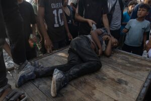 Palestinos ayudan a un herido por el fuego del ejército israelí mientras intentaban recoger paquetes de comida, en el oeste de Jabalia, en el norte de la Franja de Gaza, el 22 de junio de 2025. EFE/EPA/HAITHAM IMAD -- ATENCIÓN EDITORES: CONTENIDO GRÁFICO