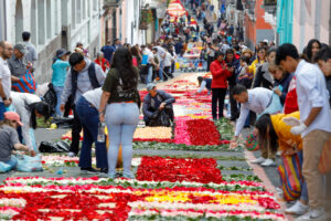 Personas trabajan sobre alfombras de flores exhibidas este sábado, en la ciudad de Quito (Ecuador). EFE/ Santiago Fernández