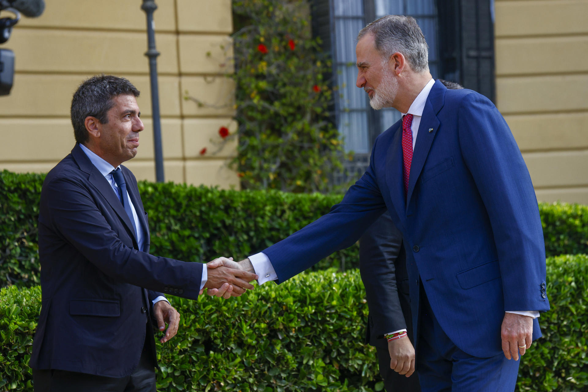 El rey Felipe VI saluda al presidente de la Generalitat Valenciana, Carlos Mazón (i), durante la XXVIII Conferencia de Presidentes que se celebra este viernes en el Palau de Pedralbes, en Barcelona. EFE/ Quique Garcia