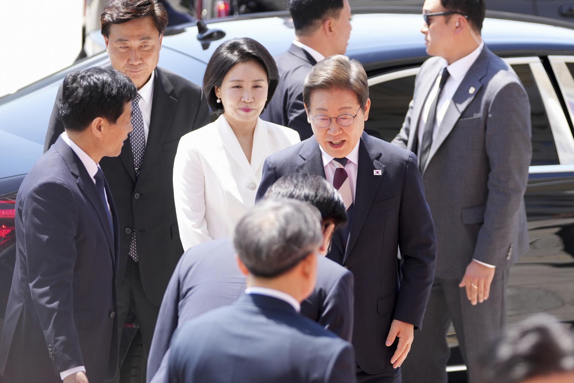 El recién elegido presidente de Corea del Sur, Lee Jae-myung (centro-derecha), y su esposa, Kim Hye Kyung, llegan a la inauguración presidencial en la Asamblea Nacional en Seúl. EFE/EPA/Lee Jin-man / POOL POOL PHOTO