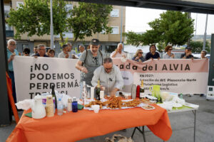Las plataformas ciudadanas MSU-Norte y Movimiento X Plasencia han festejado este lunes, con el reparto de churros y champán a las puertas de la estación de ferrocarril de Plasencia, la puesta en marcha de la tercera frecuencia de tren Alvia entre Extremadura y Madrid que, por primera vez, realiza parada en la capital del Jerte. EFE/Eduardo Palomo