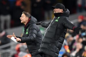 Pepijn Lijnders (I) junto a Juergen Klopp, durante su etapa en el Liverpool. EFE/EPA/PETER POWELL