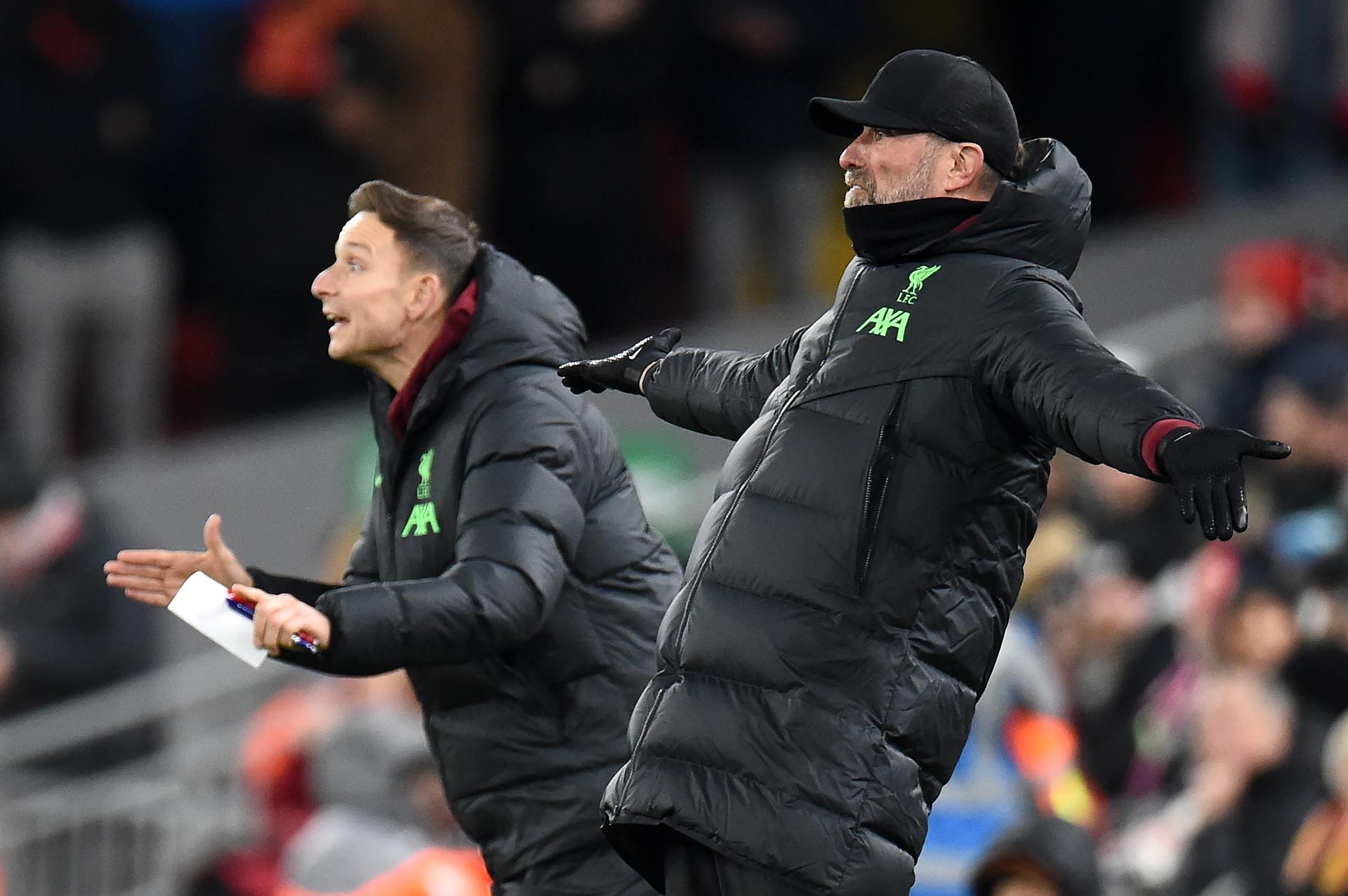 Pepijn Lijnders (I) junto a Juergen Klopp, durante su etapa en el Liverpool. EFE/EPA/PETER POWELL