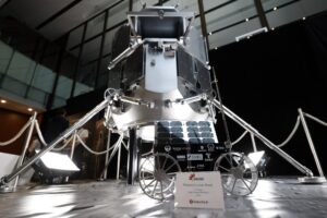 Una réplica del rover lunar Tenacious (frontal) y Resilience, un módulo de alunizaje construido por la empresa emergente japonesa ispace, se exhibió en un evento en vivo sobre el progreso del alunizaje de Resilience en Tokio, Japón, el 6 de junio de 2025. EFE/EPA/FRANCK ROBICHON
