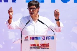 El presidente de la Generalitat, Salvador Illa interviene en un acto organizado por las juventudes de su partido, este domingo en Castellnou de Bages. EFE/Siu Wu