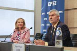 La presidenta del Banco Europeo de Inversiones (BEI), Nadia Calviño, y el presidente de la Agencia EFE, Miguel Ángel Oliver, durante una conversación pública en Bruselas, este miércoles. EFE/ Quentin Bruno