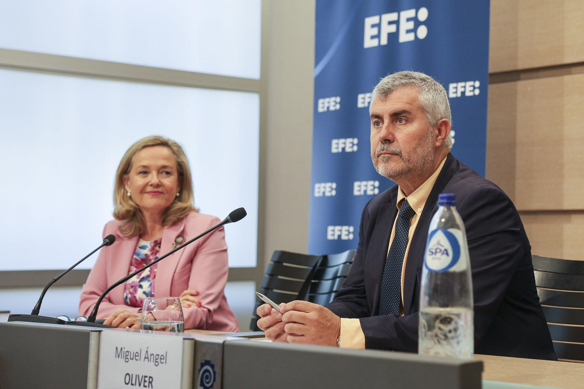 La presidenta del Banco Europeo de Inversiones (BEI), Nadia Calviño, y el presidente de la Agencia EFE, Miguel Ángel Oliver, durante una conversación pública en Bruselas, este miércoles. EFE/ Quentin Bruno