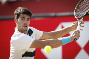 Carlos Alcaraz cumplió con su deseo de mejorar el servicio ante el francés Arthur Rinderknech (7-5 y 6-4) y dio una clase con su saque para clasificarse a las semifinales de Queen's por segunda vez en su carrera deportiva. EFE/EPA/TOLGA AKMEN