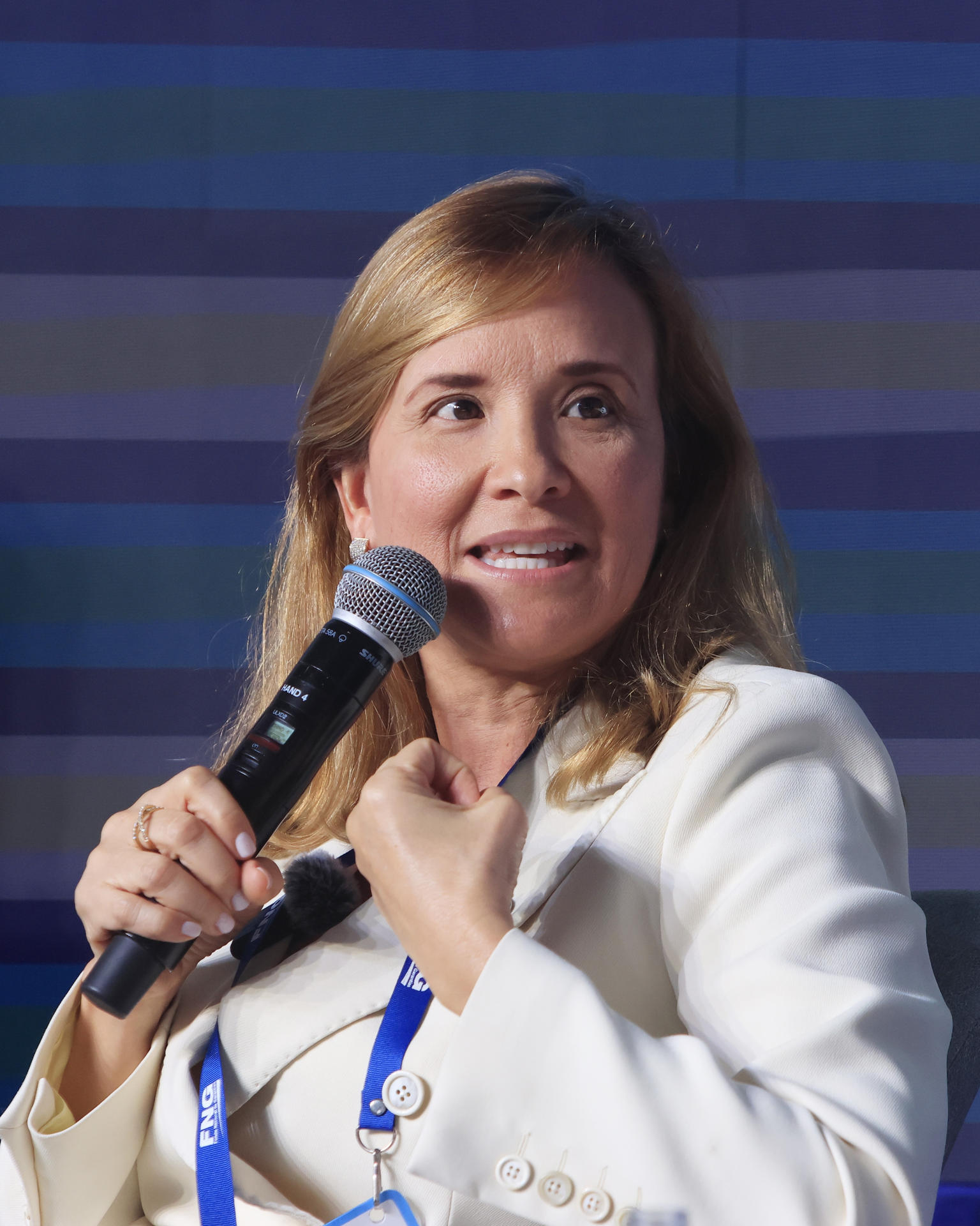 La presidenta ejecutiva del Banco Centroamericano de Integración Económica (BCIE), Gisela Sánchez, habla durante el foro’ La voz de los cooperantes' en la segunda jornada de la 59 Convención Bancaria en Cartagena (Colombia). EFE/ Ricardo Maldonado Rozo