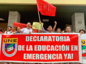 Un grupo de profesores fue captado este miércoles, 18 de junio, al protestar, frente a la sede de la Defensoría del Pueblo, por las presuntas extorsiones proferidas por bandas criminales, en Guayaquil (Ecuador). EFE/Cristina Bazán