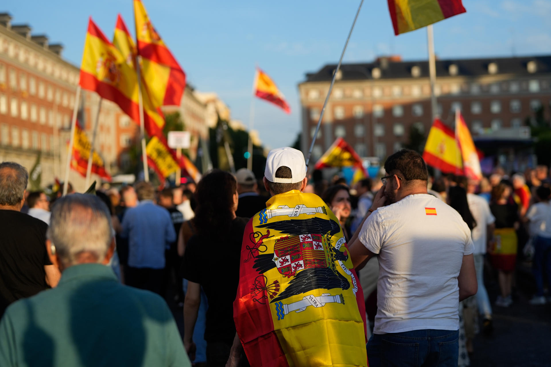 Marcha convocada por Vox desde el intercambiador de Moncloa hasta la calle de Ferraz, donde se encuentra la sede nacional del PSOE, celebrada este viernes en Madrid. EFE/Borja Sanchez-Trillo