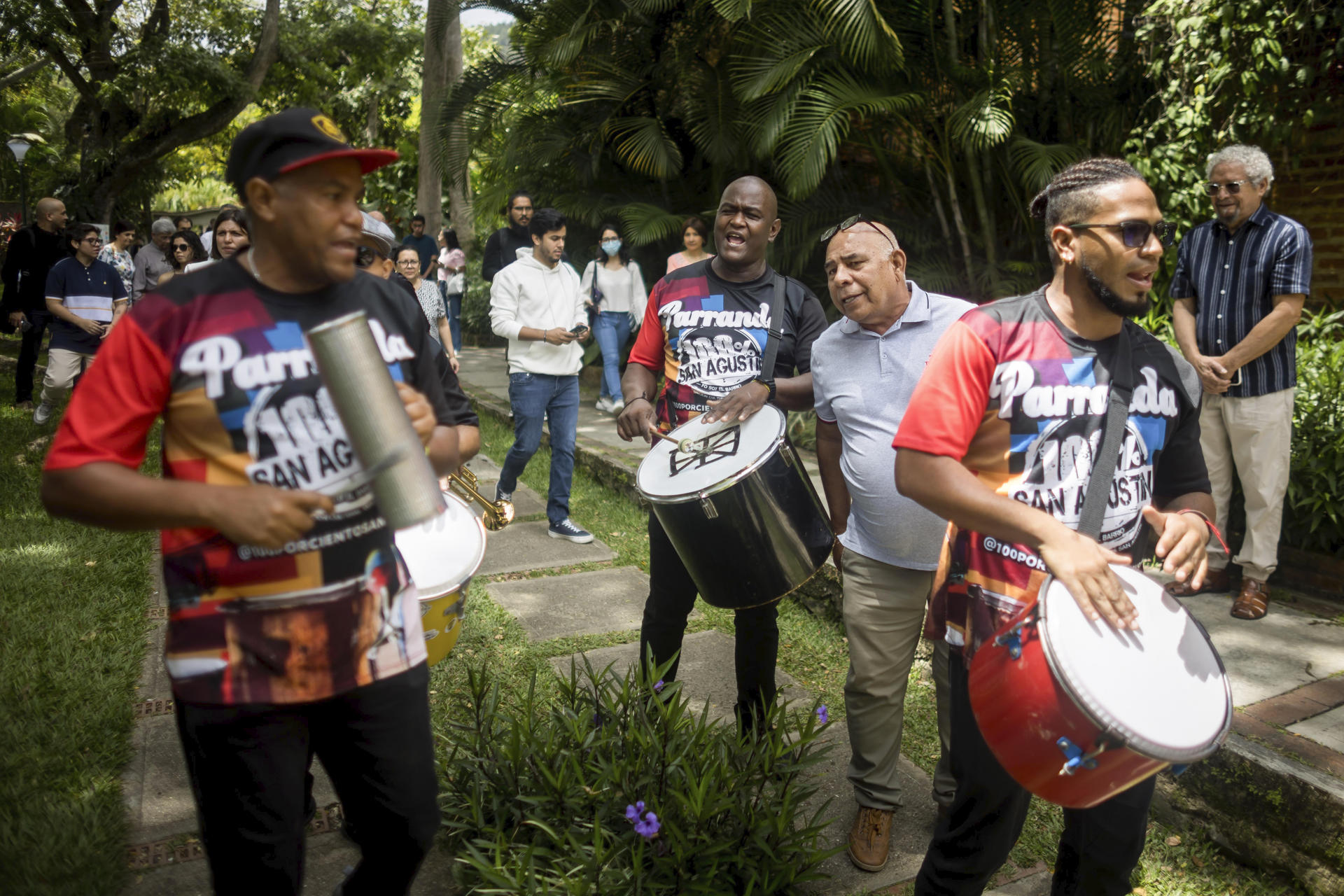 Musicos participan en la inauguración del 'Caracas Design Week' este sábado, en Caracas (Venezuela). EFE/ Miguel Gutiérrez