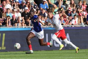 El jugador polaco Dominik Marczuk (d) y el francés Christian Mawissa en Zilina, Eslovaquia. EFE/EPA/Grzegorz Momot