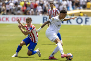 El delantero argentino Julián Álvarez (i), neutralizado este lunes durante el partido contra Botafogo en Pasadena (California), es apuntado como una de las decepciones de Atlético de Madrid en el Mundial de Clubes. EFE/Angel Colmenares