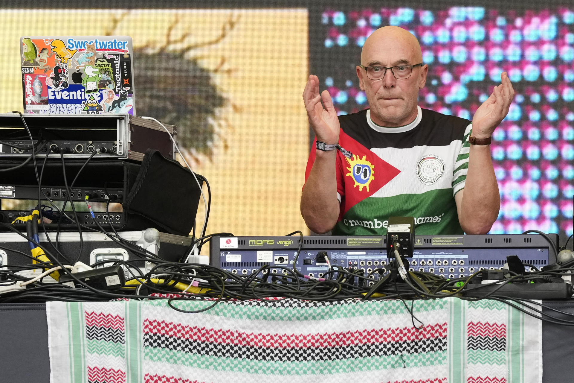 El productor discográfico británico Adrian Sherwood, durante el concierto ofrecido en la segunda jornada del Sónar Festival celebrada este viernes en Barcelona. EFE/Alejandro García
