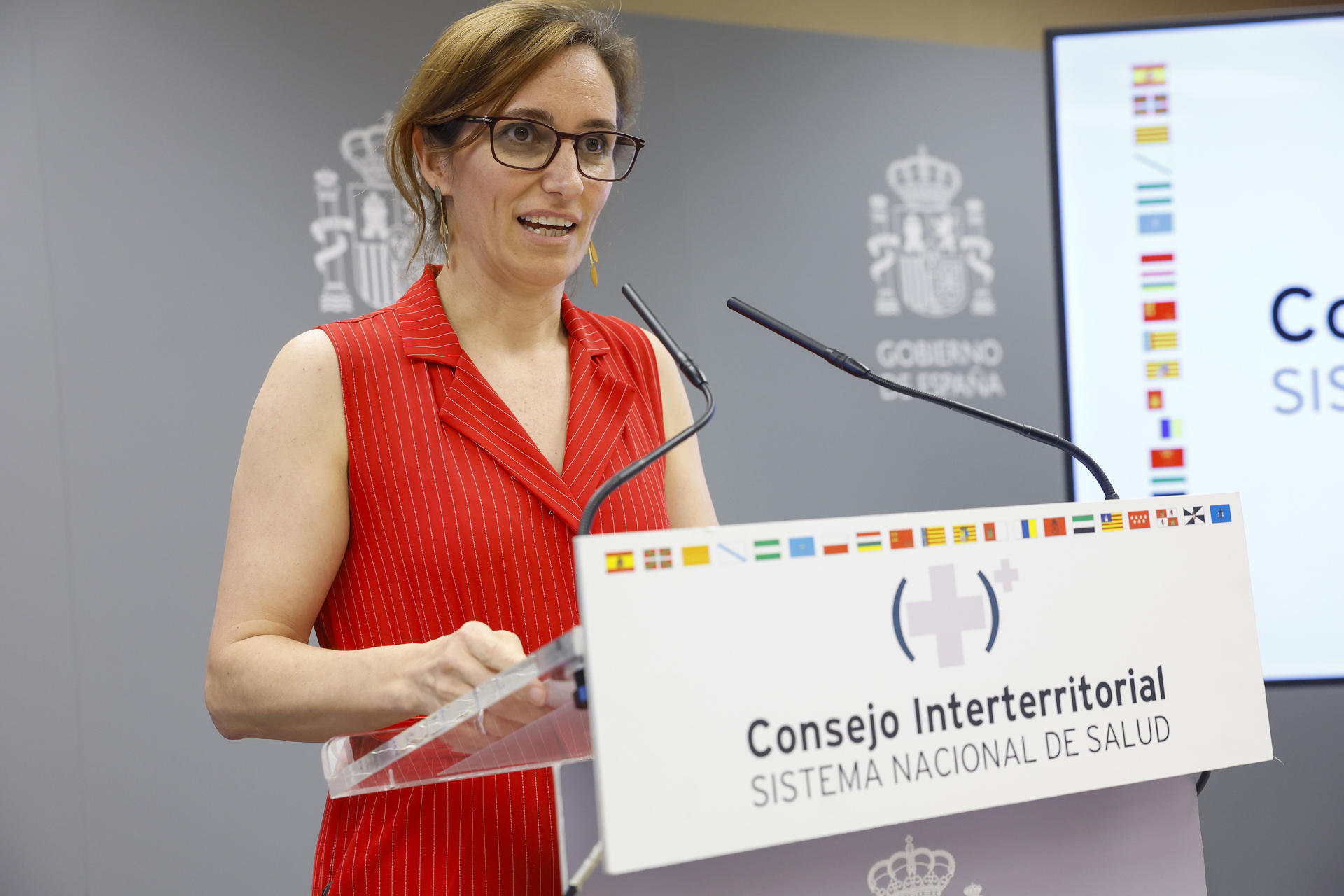 La ministra de Sanidad, Mónica García, ofrece una rueda de prensa tras la reunión del Consejo Interterritorial del Sistema Nacional de Salud (CISNS) este miércoles, en Madrid. EFE/ J.P.Gandul