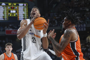 El pívot dominicano del Real Madrid Edy Tavares (c) supera a Chris Jones (d), del Valencia durante el primer partido del playoff final de la Liga Endesa de baloncesto entre el Real Madrid y el Valencia, en el Movistar Arena de Madrid. EFE/ Juanjo Martín
