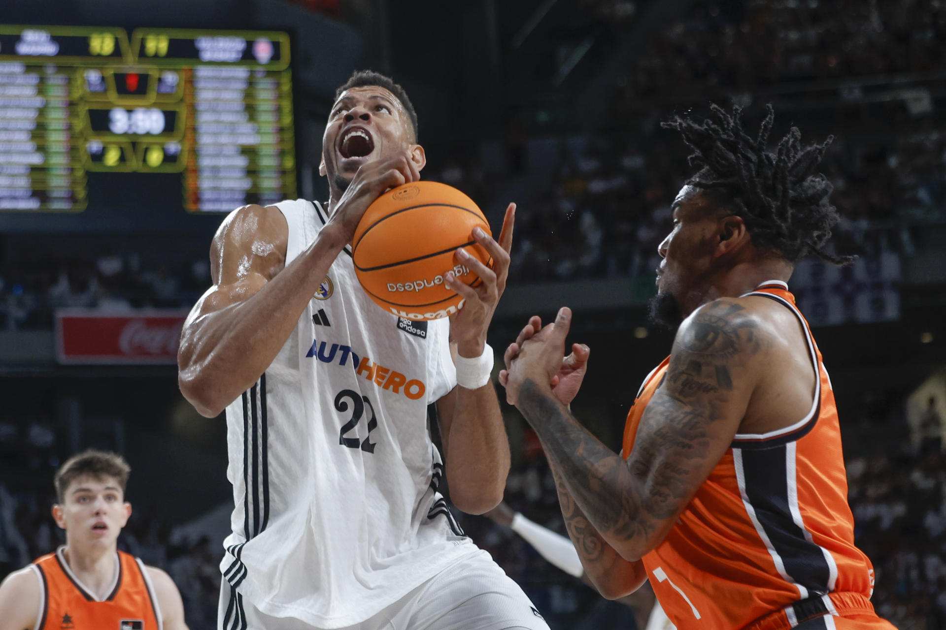 El pívot dominicano del Real Madrid Edy Tavares (c) supera a Chris Jones (d), del Valencia durante el primer partido del playoff final de la Liga Endesa de baloncesto entre el Real Madrid y el Valencia, en el Movistar Arena de Madrid. EFE/ Juanjo Martín