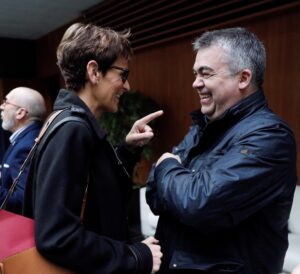 Imagen de archivo de la presidenta del Gobierno de Navarra, María Chivite, con el exsecretario socialista de Organización Santos Cerdán. EFE/ Villar López