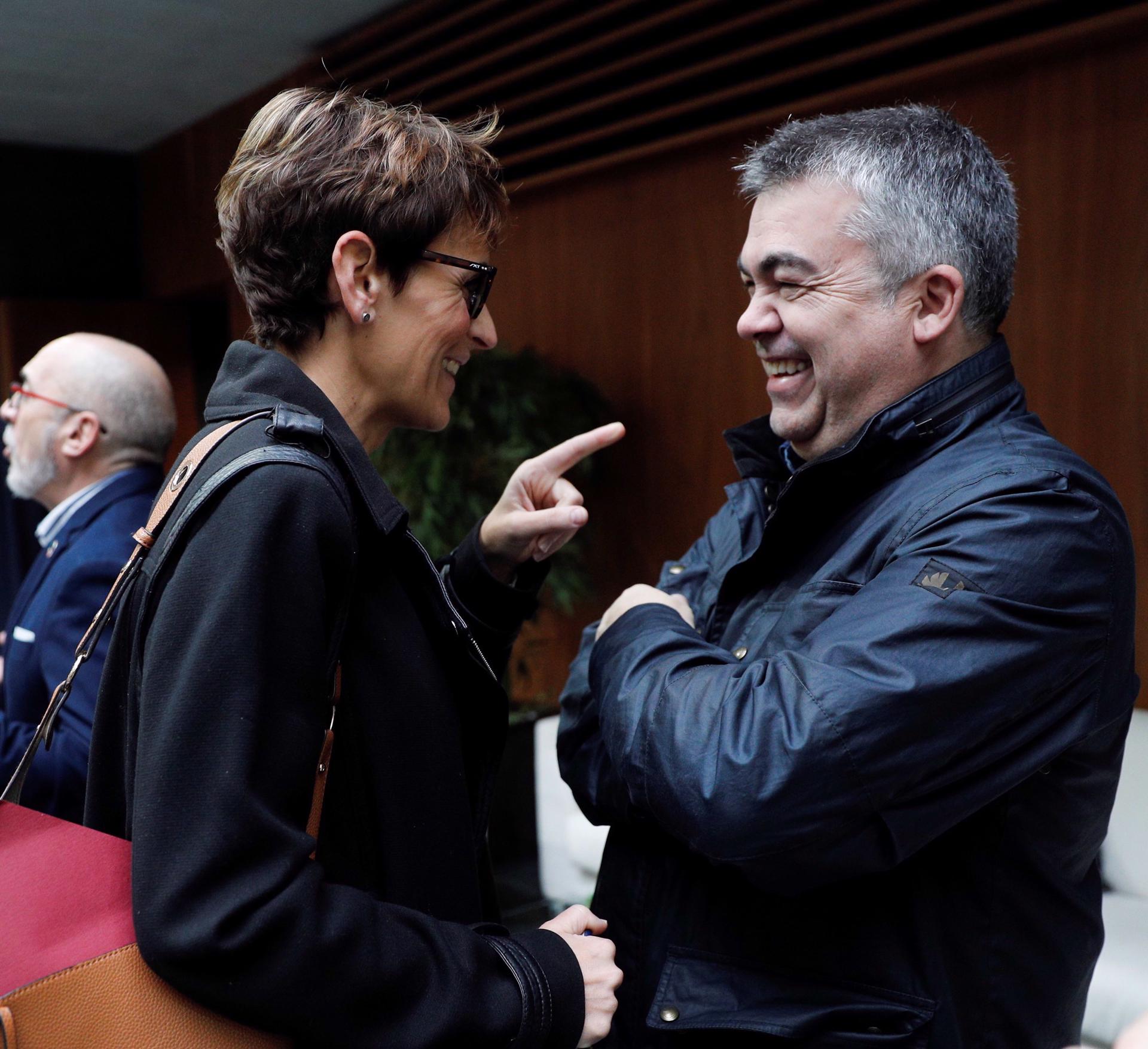 Imagen de archivo de la presidenta del Gobierno de Navarra, María Chivite, con el exsecretario socialista de Organización Santos Cerdán. EFE/ Villar López