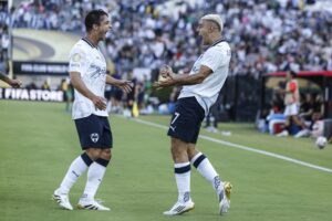 German Berterame (d) celebra con su compañero del Monterrey Oliver Torres el triunfo ante el Urawa en el Mundial de Clubes. EFE/EPA/CAROLINE BREHMAN