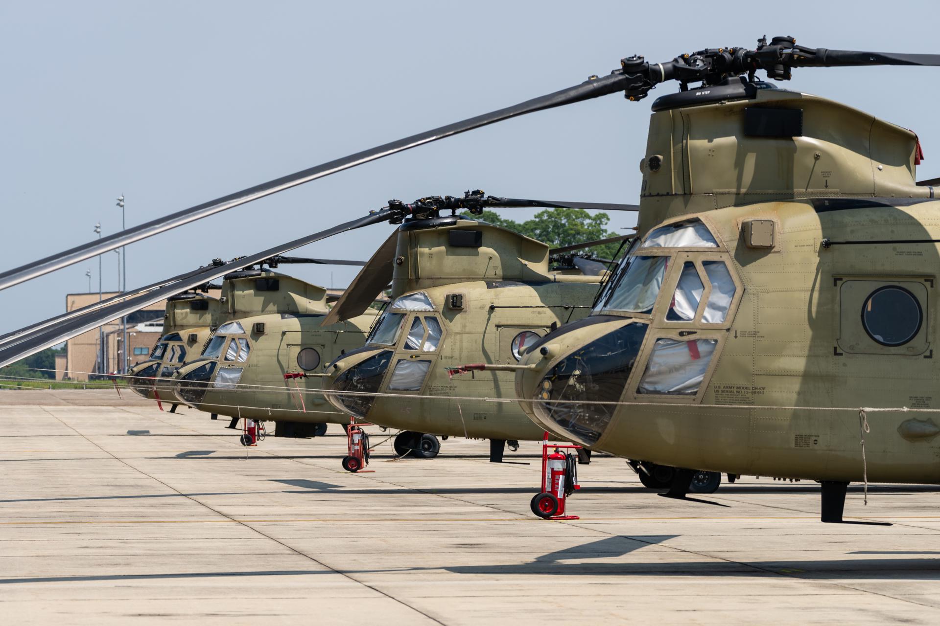 Boeing CH-47 Chinooks antes del desfile del 250.º aniversario del Ejército de EE. UU. en la Base Conjunta Andrews, Maryland, EE. UU., el 12 de junio de 2025. EFE/EPA/ERIC LEE / POOL